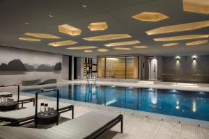 uma piscina num hotel com piscina em Four Seasons Hotel Seoul em Seul