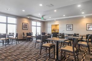 O zonă de relaxare la Quality Inn & Suites Kingston