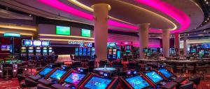 een casino met een stel speelautomaten bij Genting Hotel & Spa at Resorts World Birmingham in Bickenhill