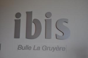 תעודה, פרס, שלט או מסמך אחר המוצג ב-ibis Bulle - La Gruyère Swiss Bike Hotel