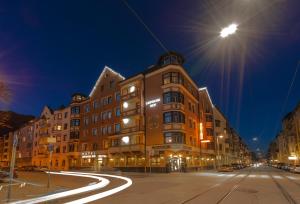 ein Gebäude in einer Stadtstraße in der Nacht in der Unterkunft Leipziger Hof Innsbruck in Innsbruck