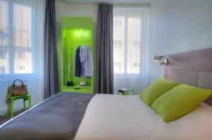 a bedroom with a large bed and a green closet at Campanile Annecy Centre - Gare in Annecy