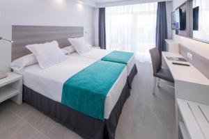 Pokój hotelowy z dużym łóżkiem i biurkiem w obiekcie Hotel Olympus Palace w Salou