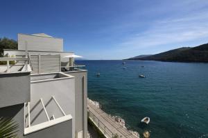 uma vista para uma massa de água de um edifício em Boutique Hotel Adoral em Rabac