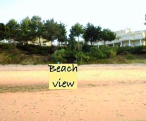 ein Schild am Strand mit den Worten Strandblick in der Unterkunft Troia Apartments in Troia