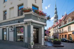 een gebouw op een straat in een stad bij Hestia Hotel Draugi in Rīga