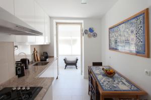 A kitchen or kitchenette at Otília Apartamentos