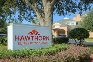 Um jardim em Hawthorn Extended Stay by Wyndham Orlando