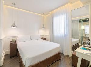 A bed or beds in a room at H10 Universitat