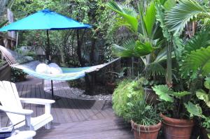 Um jardim em Pineapple Point Guesthouse & Resort - Gay Men's Resort