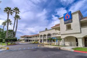 um hotel com um sinal ao lado em Motel 6-Carlsbad, CA Beach em Carlsbad