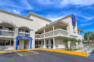 um hotel em frente a um edifício com estacionamento em Motel 6-Carlsbad, CA Beach em Carlsbad