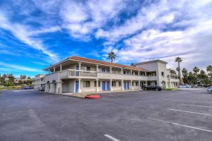 um edifício com um parque de estacionamento em frente em Motel 6-Carlsbad, CA Beach em Carlsbad