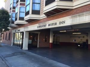 Coventry Motor Inn في سان فرانسيسكو: مبنى مع علامة على جاهزية موتور النزل