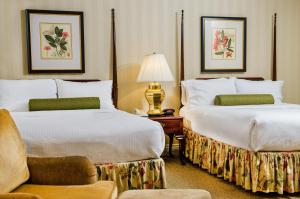 Cama ou camas em um quarto em Mayflower Park Hotel