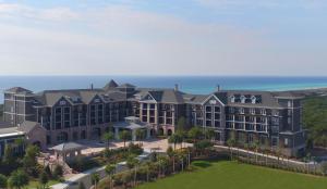 uma vista aérea de um resort com o oceano ao fundo em Henderson Beach Resort em Destin