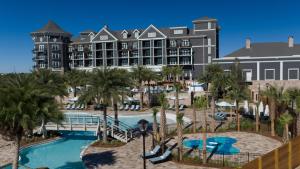 uma vista para um hotel com piscina e um resort em Henderson Beach Resort em Destin