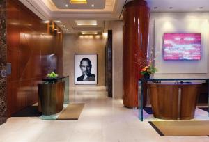 um lobby com um retrato de um homem na parede em SoHo Hotel Toronto em Toronto