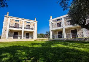 un antiguo edificio con un patio de césped delante de él en Green Hill, en Valanidorachi