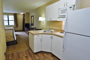 O bucătărie sau chicinetă la Extended Stay America Suites - Philadelphia - Airport - Tinicum Blvd