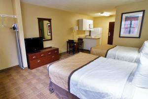 Un pat sau paturi într-o cameră la Extended Stay America Suites - Philadelphia - Airport - Tinicum Blvd