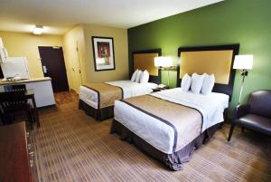 Un pat sau paturi într-o cameră la Extended Stay America Suites - Philadelphia - Airport - Tinicum Blvd