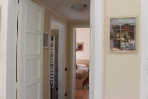 a hallway with a door leading to a bedroom at La Casa di Aurora in Reggio di Calabria