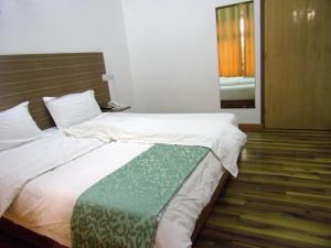 um quarto com 2 camas e um espelho em Jess Hotel em Atigan