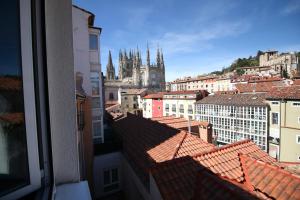 een raam met daken en uitzicht op de stad bij Hotel Alda Entrearcos in Burgos