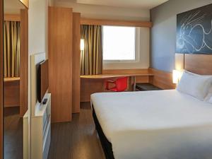 Camera con letto, scrivania e TV. di ibis Londrina Shopping a Londrina