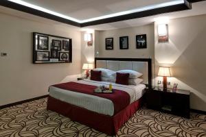 Tempat tidur dalam kamar di Raintree Rolla Hotel