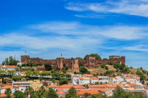 a city with a castle on a hill at Hotel Colina Dos Mouros in Silves