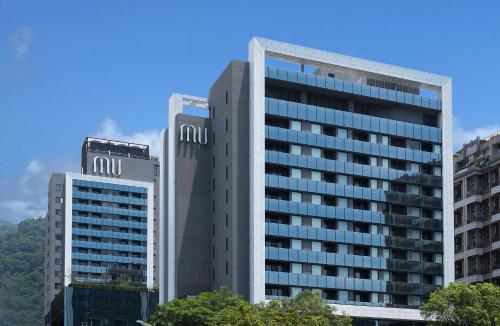 un grand bâtiment avec deux grands bâtiments dans l'établissement MU Jiaoxi Hotel, à Jiaoxi