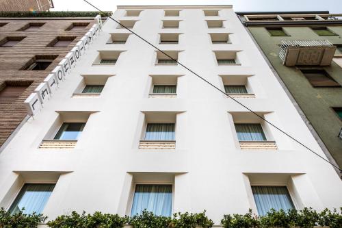 une image d'un bâtiment blanc dans l'établissement 43 Station Hotel, à Milan