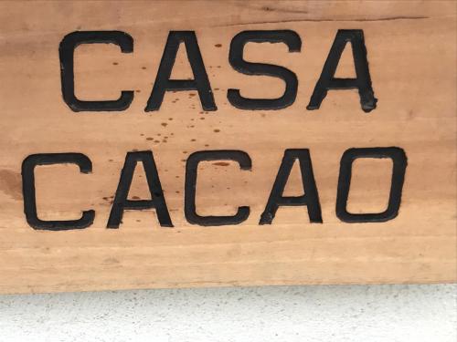 Ett certifikat, pris eller annat dokument som visas upp på Casa Cacao près plage et vélodrome