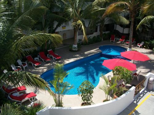 an aerial view of a pool with chairs and umbrellas at Hotel Palapa Palace in Tuxtla Gutiérrez