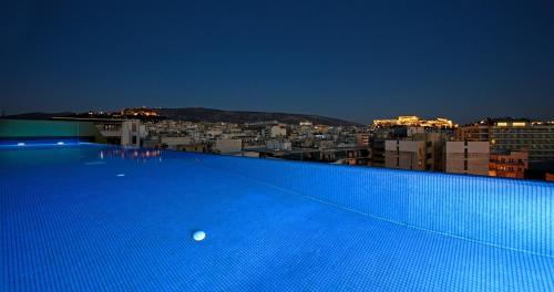 Swimmingpoolen hos eller tæt på Athens Mosaico Suites & Apartments