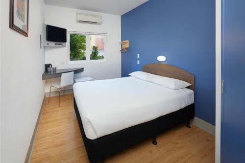 Una cama o camas en una habitación de ibis Budget Perth Airport