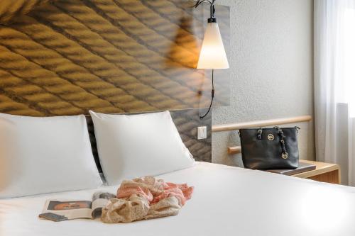 Una cama o camas en una habitación de ibis Hotel Berlin Mitte