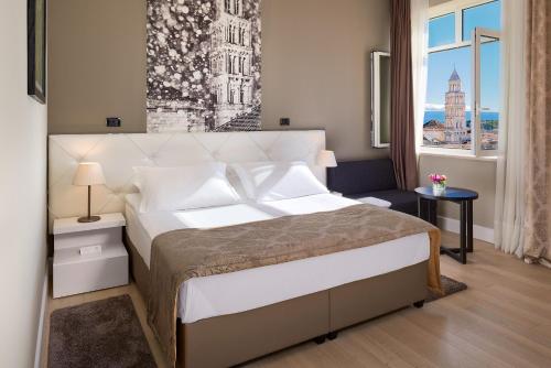 Ліжко або ліжка в номері Cornaro Hotel