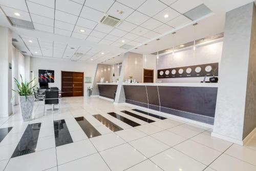 an office lobby with a reception desk and a cafeteria at Best Western Hotel Class Lamezia in Lamezia Terme