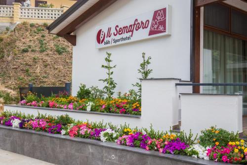 a sign on the side of a building with flowers at Il Semaforo Sila Hotel in Taverna