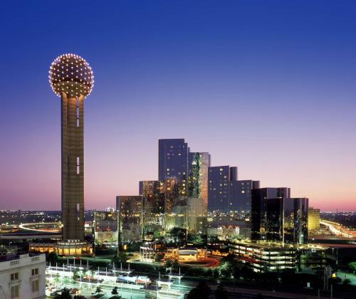 een skyline van de stad 's nachts met een hoge toren bij Hyatt Regency Dallas in Dallas