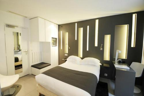 a bedroom with a bed with a black wall at Arc de Triomphe Etoile in Paris