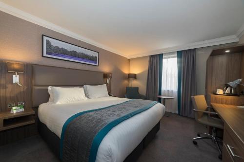 เตียงในห้องที่ Holiday Inn Nottingham, an IHG Hotel