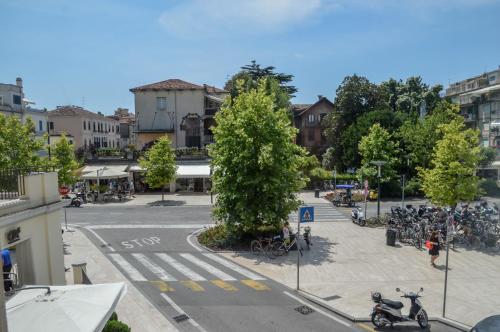 una strada con un sacco di moto parcheggiate in strada di Hotel Le Boulevard a Lido di Venezia