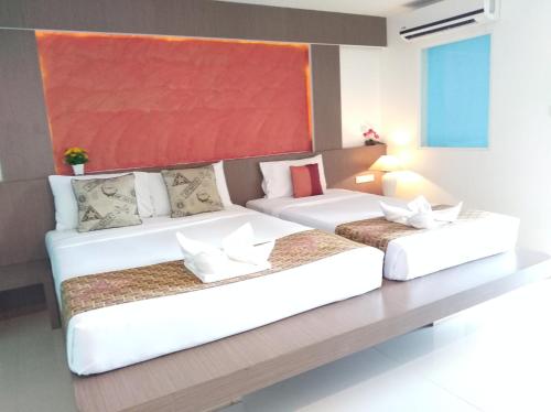 Tempat tidur dalam kamar di La Moon At Phuket - SHA Extra Plus