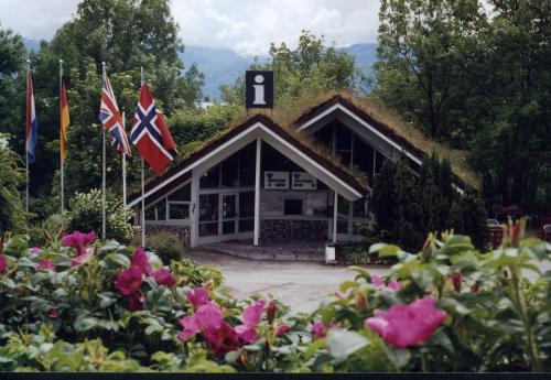 En trädgård utanför Hardanger Feriesenter Nesvika