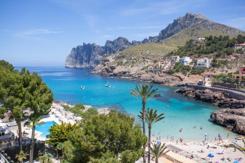 une plage en positano sur la côte amalfi dans l'établissement Grupotel Molins, à Cala Sant Vicenç