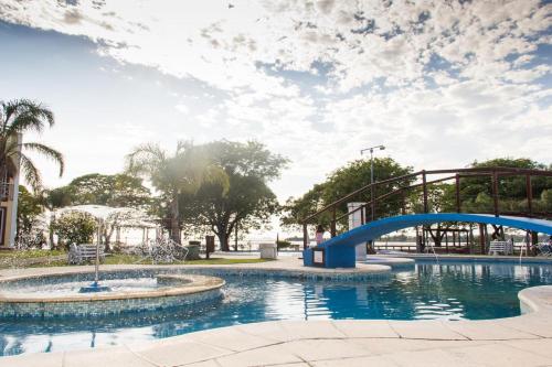 uma piscina com uma ponte azul num parque em Costa Del Sol em Federación